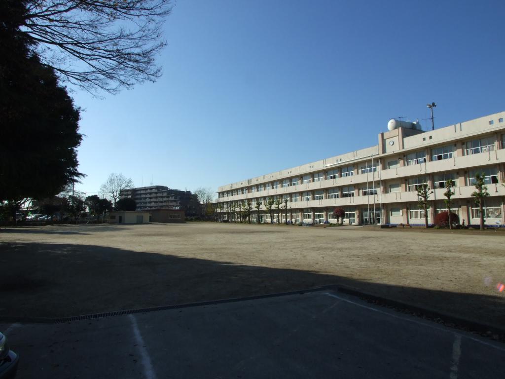 飯山満小学校：徒歩6分（500m）