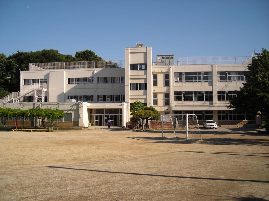 藤崎小学校：徒歩8分(670m)