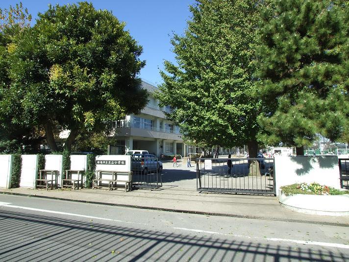 三山小学校：徒歩13分(1000m)
