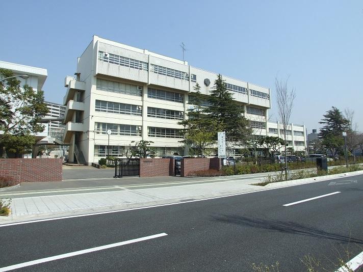 第一中学校：徒歩8分(600m)