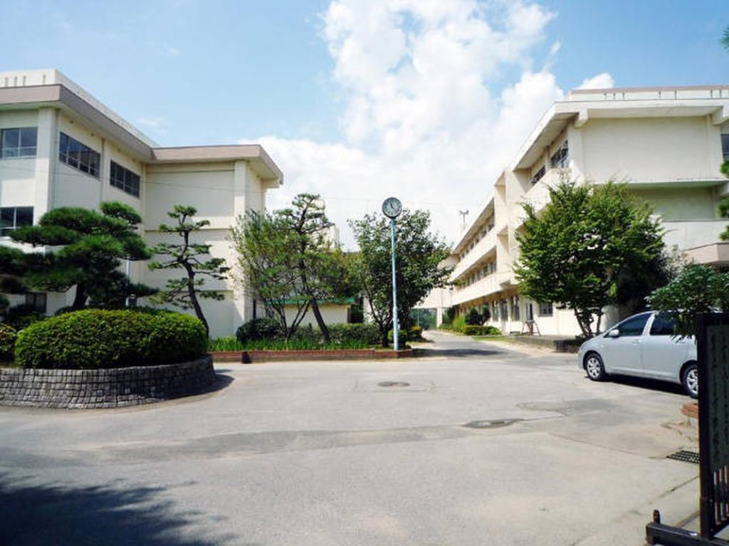 宮本中学校：徒歩5分（400ｍ）