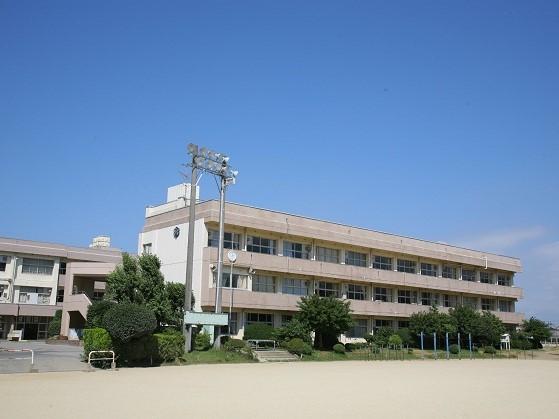 二宮中学校：徒歩13分(1000m)