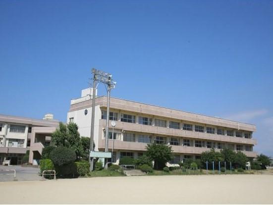 二宮中学校：徒歩10分(800m)