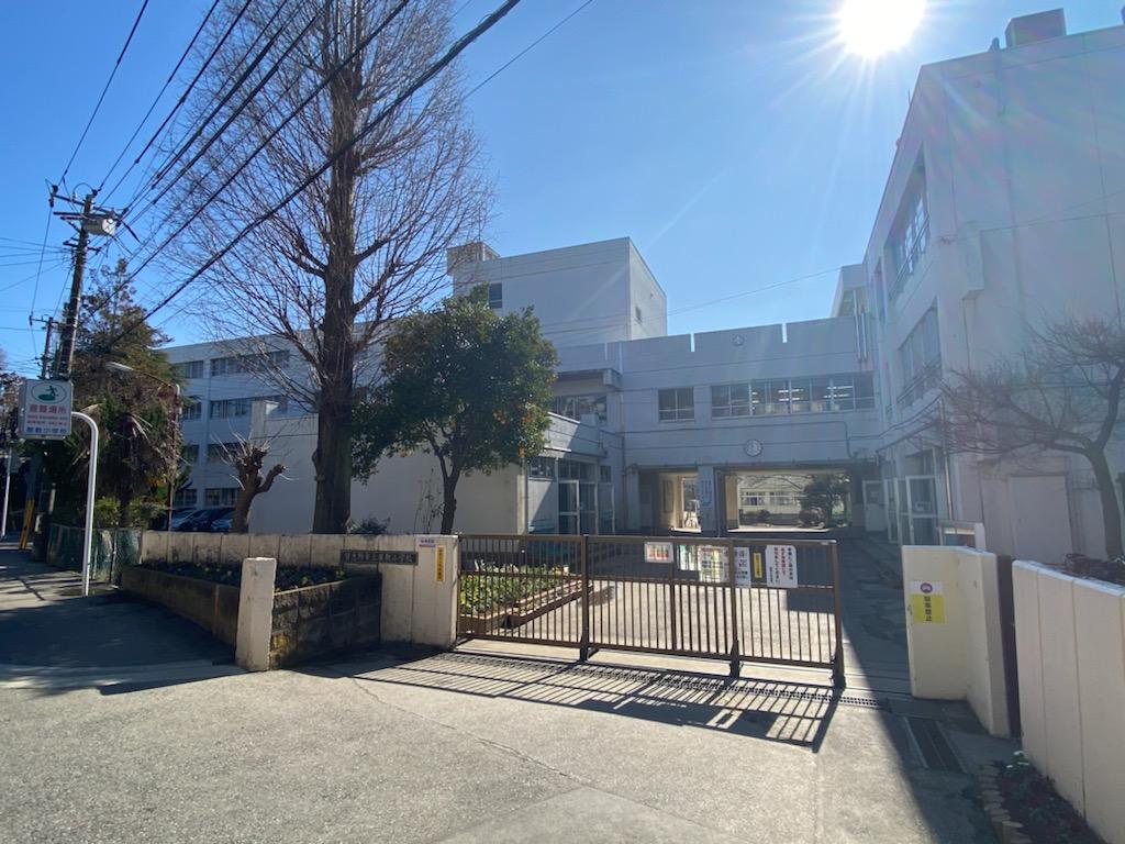 屋敷小学校：徒歩11分(900m)