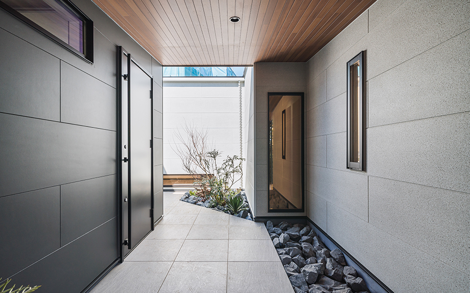 FLAT HOUSE ホテルライクなアプローチのある平屋