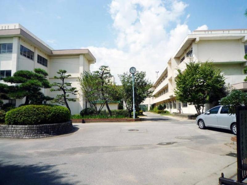 宮本中学校:徒歩16分(1260m)