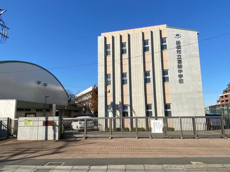 葛飾中学校:徒歩8分(600m)