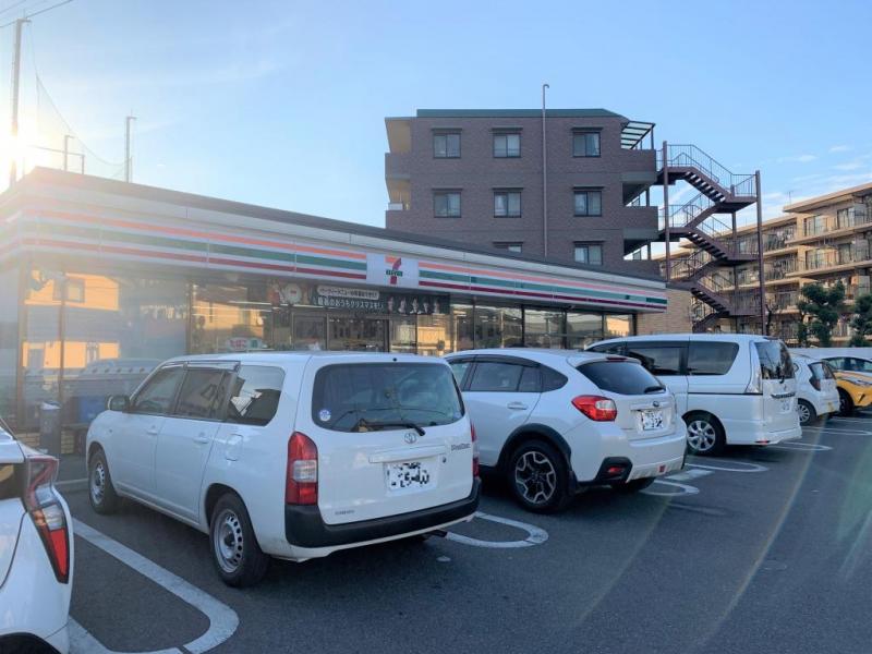 セブンイレブン:徒歩8分(650m)