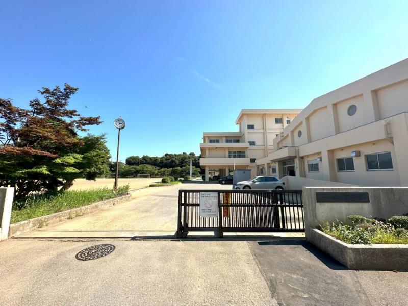朝日ヶ丘中学校:徒歩5分(350m)