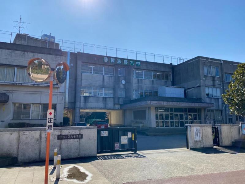 第六中学校:徒歩27分(2100m)