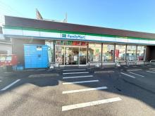 ファミリーマート:徒歩6分(450m)