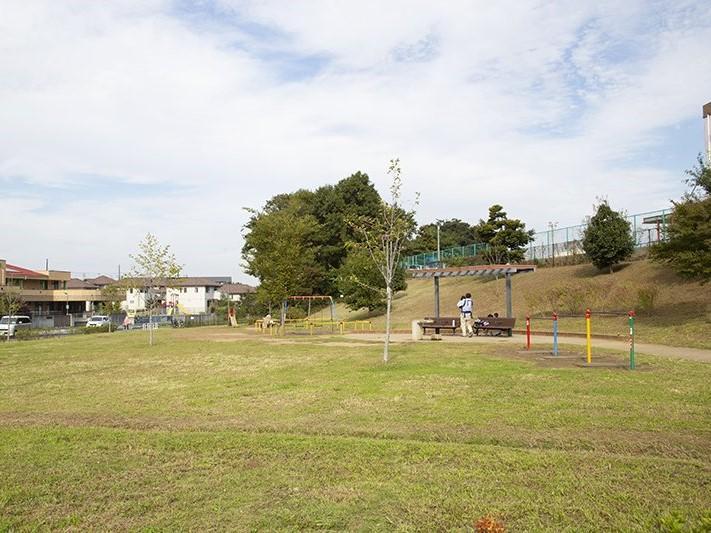 6号街区公園:徒歩3分(170m)