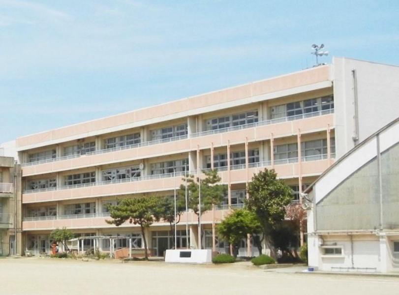 鷺沼小学校:徒歩4分(300m)