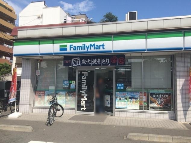 ファミリーマート:徒歩7分(550m)