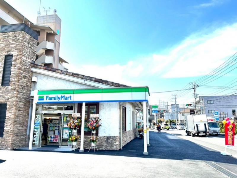ファミリーマート:徒歩4分(290m)