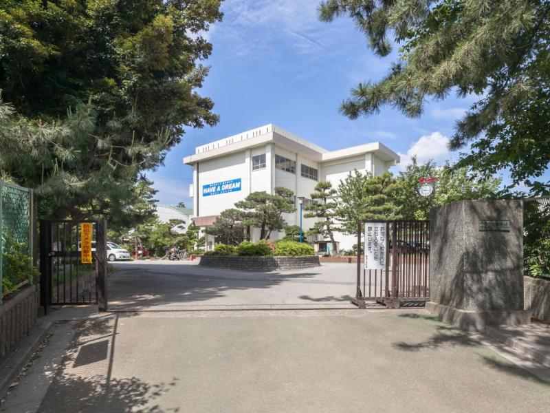 宮本中学校:徒歩11分(850m)