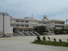 宮本中学校:徒歩12分(900m)