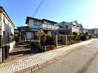 周辺は低層住宅街。前面道路は車庫入れもラクラクな6m道路です。