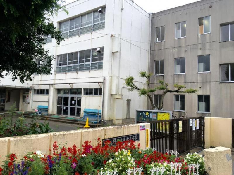 屋敷小学校:徒歩10分(800m)