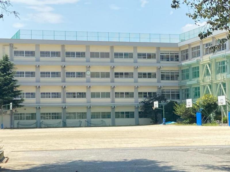 鎌ヶ谷市立第二中学校:1700m