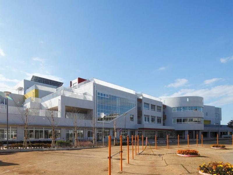 津田沼小学校:徒歩7分(550m)