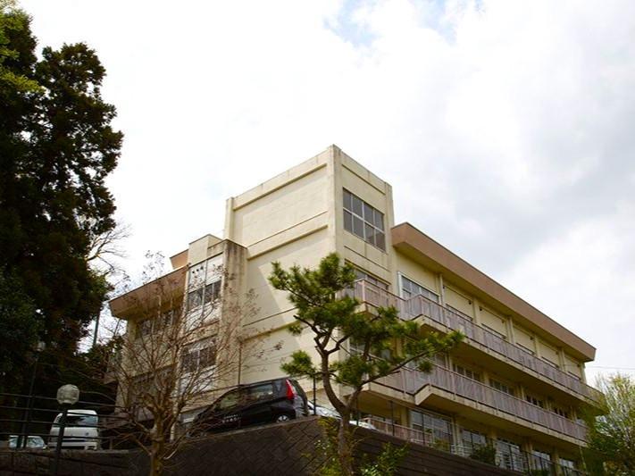 国府台小学校:徒歩10分(750m)