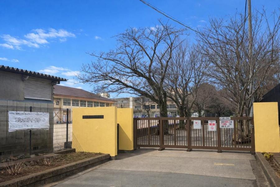 第一中学校:徒歩28分(2200m)