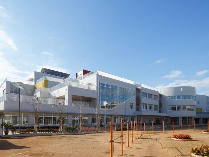 津田沼小学校:徒歩7分(500m)