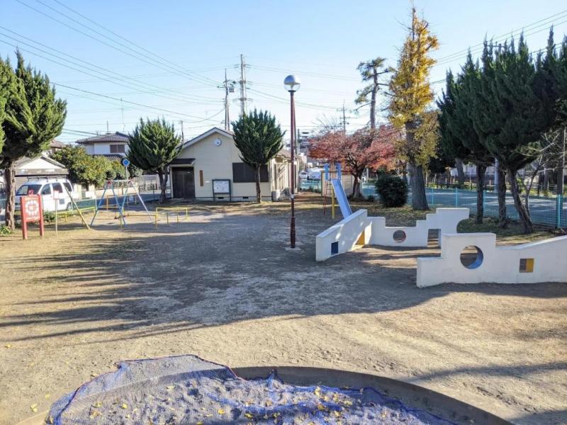 三角公園:徒歩2分