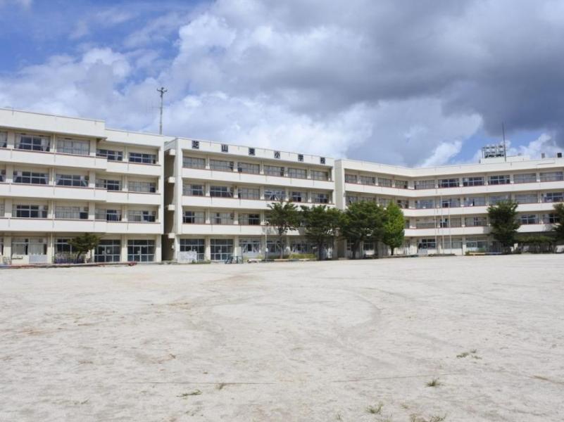 芝山東小学校:徒歩3分(200m)