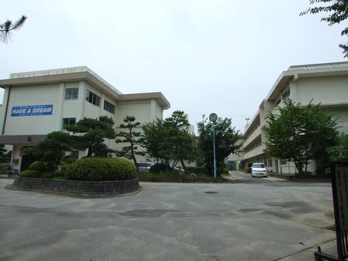 宮本中学校:徒歩16分(1300m)