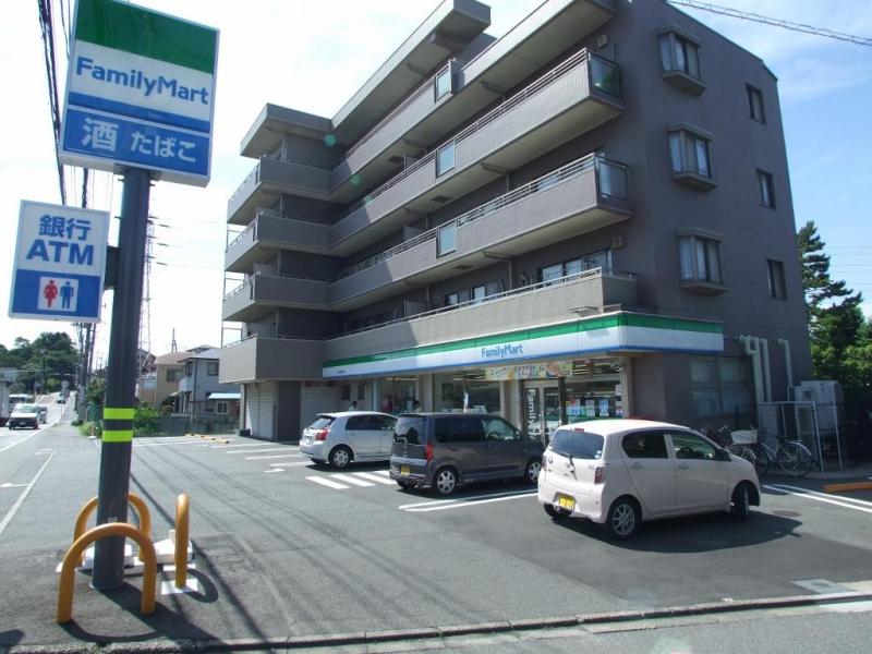 ファミリーマート:徒歩5分(355m)